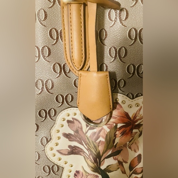 Nine West Reana Medium Tote Handbag
Khaki Milk - Picture 4 of 8